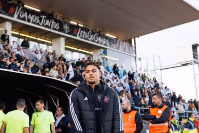 Lyon ofereceu três milhões por Kluivert, Casa Pia não cede