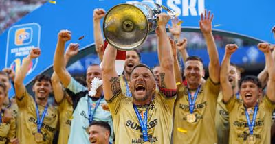 Lembra-se de Podolski? Ajudou a quebrar seca de troféus do clube do coração
