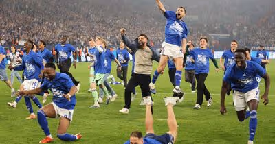 Esteve a um passo do abismo, mas Schalke 04 regressa à elite
