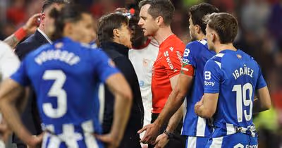 Almeyda perde a cabeça, é expulso e confronta o árbitro no relvado