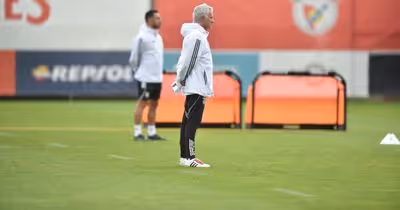 Campeão do mundo integra treino do Benfica antes do Nápoles