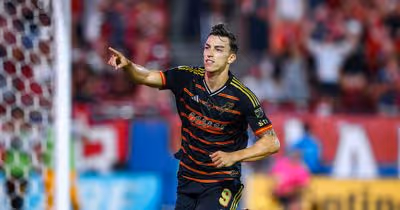 Ex-Benfica brilha com 'hat trick' e complica vida a Ivanovic