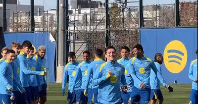 Alegria em Barcelona: Gavi retomou treinos com a equipa