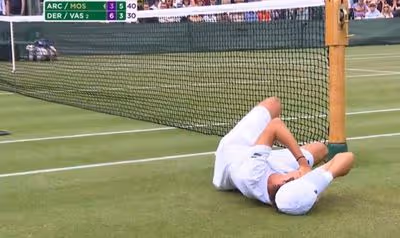 Wimbledon: foi atingido na nuca por colega e teve de abandonar