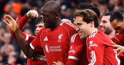 Konaté emocionado ao marcar no regresso a Anfield após a morte do pai
