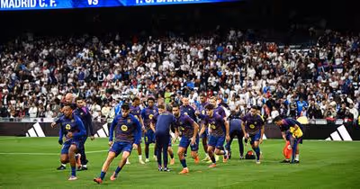 Barcelona recupera um médio e perde outro