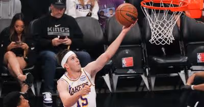 Lakers vencem sem a estrela Luka Doncic e com Austin Reaves em grande