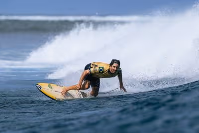 Yago Dora triunfa em Fiji e devolve título mundial de surfe ao Brasil