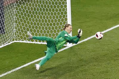 Quatro defesas em decisão por pênaltis: Safonov repete o icônico Higuita