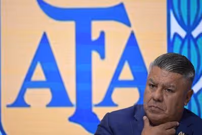 Chefe do futebol argentino trava batalha com Javier Milei às vésperas da Copa do Mundo