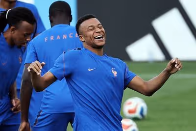 Goleadores Mbappé e Haaland se encontram pela liderança em duelo esvaziado