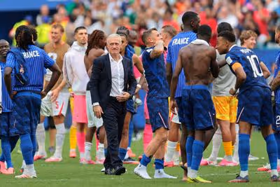 Técnico Deschamps diz que 'atmosfera sufocante' o levou a deixar o cargo