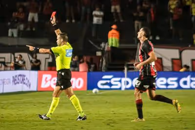 Em jogo polêmico, Palmeiras dispara; dupla Gre-Nal cria um miniestadual contra a queda