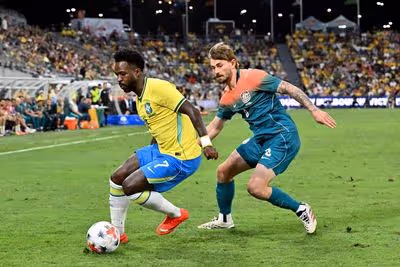 Seleção repete problemas da Copa e só empata com Austrália no último lance