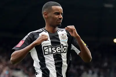 Arne Slot offers cryptic response to Alexander Isak transfer speculation