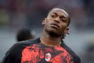 Video: Milan star Rafael Leao trains with Corinthians jersey on holiday