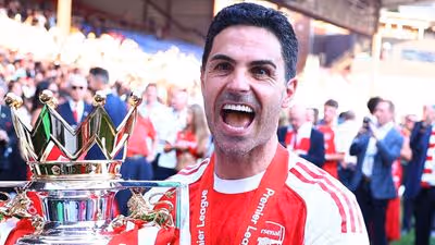Manager pleads with Man Utd man to ‘accept’ Arsenal ‘offer’ after Scholes recommendation