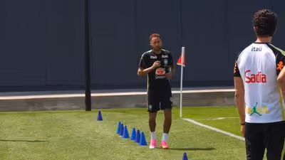 Na Copa dos craques, Neymar ganha manchetes apenas por treinar
