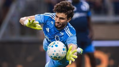 Cruzeiro aposta em 3o goleiro após falhas e abre disputa no gol