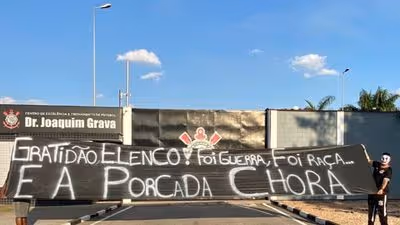 Torcida do Corinthians vai ao CT agradecer por vitória no Dérbi