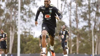 Raphinha na referência: Ancelotti repete Seleção com sete mudanças em treino