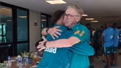 Ancelotti recebe Neymar na apresentação do Brasil em Teresópolis