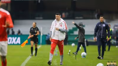 Inter acerta parte dos atrasados e vai ao Gre-Nal com titulares