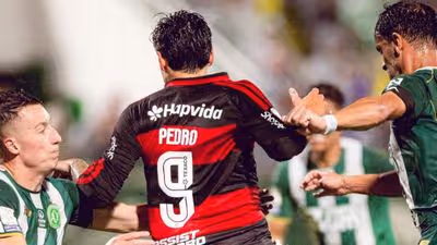 Pedro dá show, Flamengo goleia Chape e segue na caça do Palmeiras