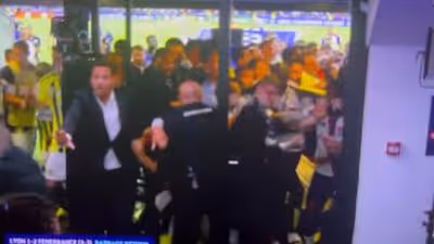 Provocação em gol gera pancadaria em jogo da Champions