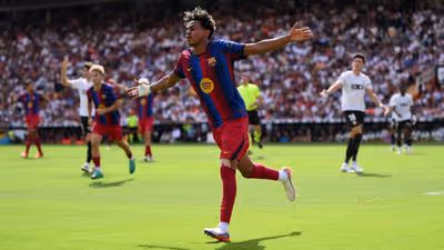 Barcelona goleia Valencia, mantém 100% e assume liderança isolada