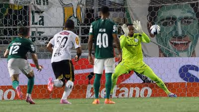 Carlos Miguel celebra noite de herói no Palmeiras: