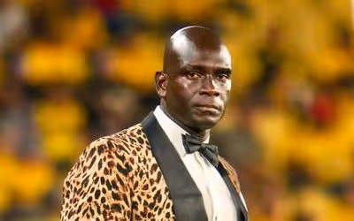 Famoso pelos ternos de gala, técnico do Barcelona-EQU é demitido