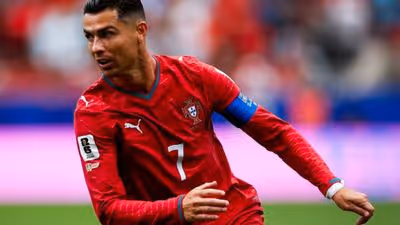 Cristiano estreia apagado e vive seca com a camisa de Portugal