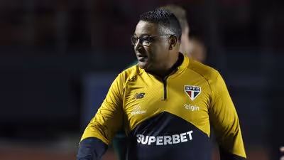 Trégua? Roger faz afago à torcida do São Paulo após vitória