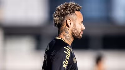 Lesionado? Neymar aparece treinando com elenco do Santos
