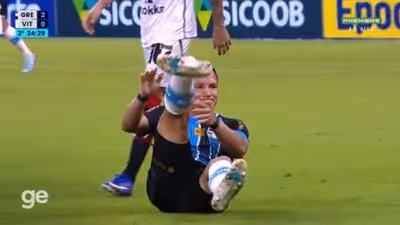Marlon do Grêmio sofre lesão gravíssima em duelo contra o Vitória
