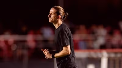 Saída de Crespo surpreende torcida, que pede Filipe Luís
