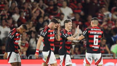 Astros do Flamengo detonam árbitro após vitória sobre Estudiantes