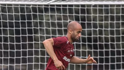 Lucas sente dores no joelho e pode perder jogo contra Corinthians
