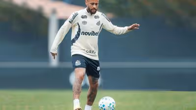 Poupado contra o Macará, Neymar trabalha com bola no Santos
