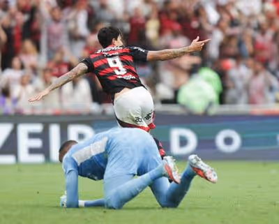 Flamengo leva melhor em duelo de líderes e encosta no Palmeiras
