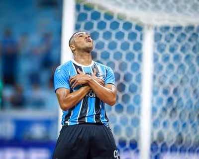 Com três gols de Carlos Vinícius, Grêmio vira sobre o Botafogo e vence a primeira no Brasileirão