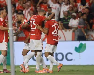 Inter marcou quatro gols em Gre-Nal no Beira-Rio apenas duas vezes na história
