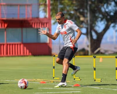 Ainda sem novas contratações, Inter tem primeiro treino com elenco completo