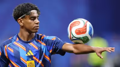 Lamine Yamal's girlfriend shows strong support in Spain jersey before World Cup knockout match