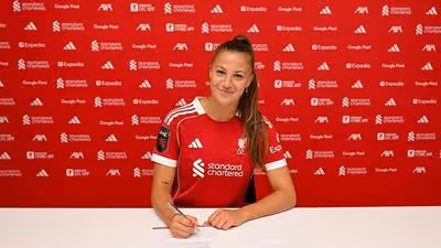 Oficial: Szymczak, renovada y cedida al Liverpool