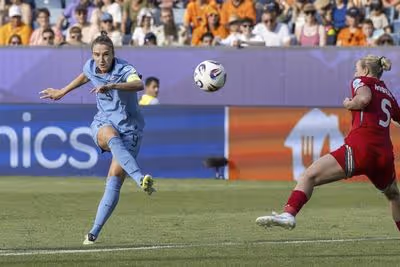 Países Bajos gana a la debutante Gales en la fiesta del gol 100 de Miedema
