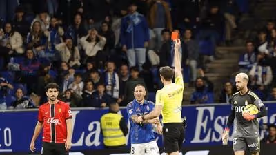 Cazorla y las dos caras de una misma acción: la jornada de ayer dejó dos jugadas similares a la que acabó con la expulsión del Mago