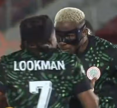 El 'show' de Osimhen: se cabrea con Lookman por no marcar el hat-trick, pide el cambio y amenaza con dejar la selección