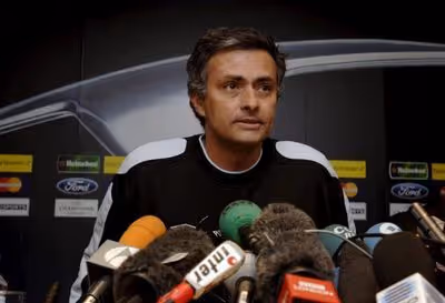 Mourinho no se arrepiente de su guerra contra Frisk por el Barça: